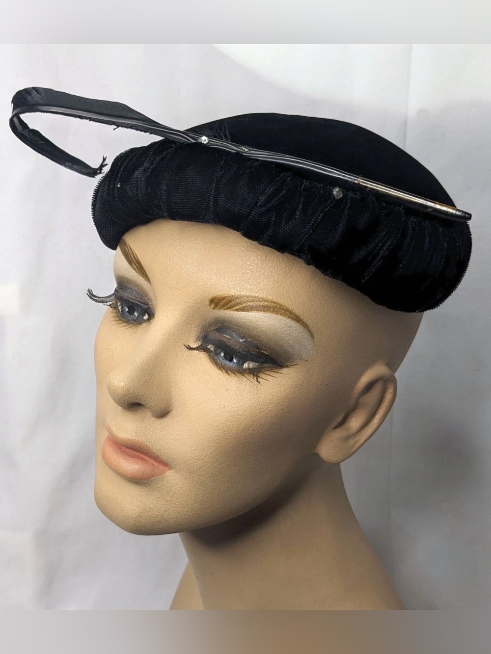 1940s Black Velvet Fascinator Juliet Hat Cocktail Feather 🪶 & Rhinestones